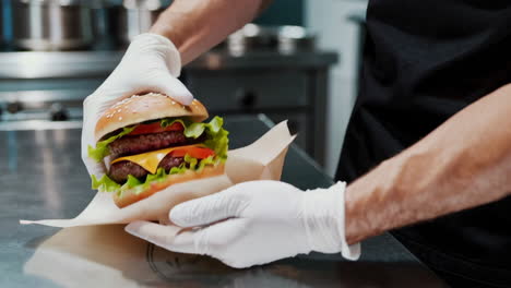 el chef está preparando una deliciosa hamburguesa.