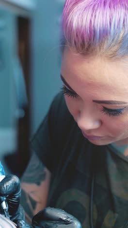 artista del tatuaje en el trabajo
