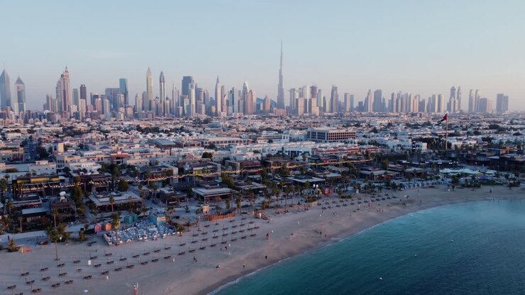Magnifique prise de vue de la ligne d'horizon de Dubaï depuis la plage de La Mer.