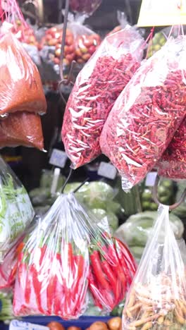 verduras frescas y especias en un mercado callejero