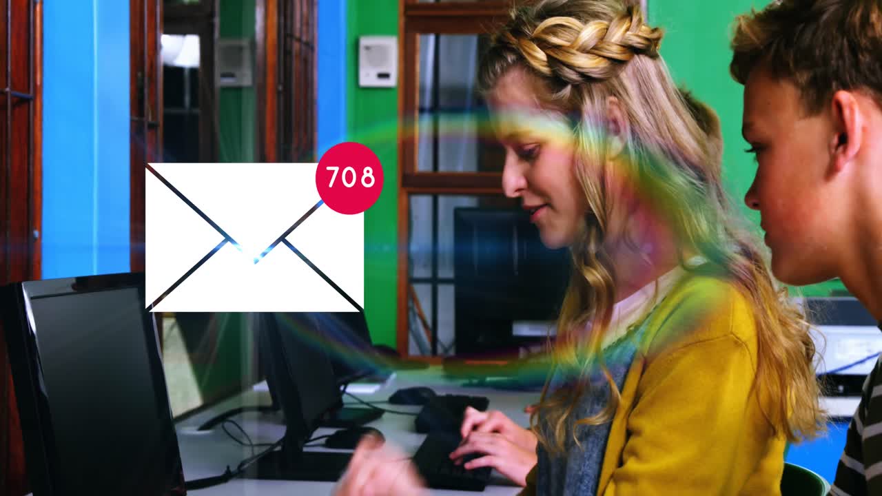 노트북을 사용하는 젊은이들 사이에서 봉투 메일 알림이 증가하고 있습니다.