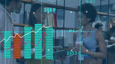 Animación-Del-Procesamiento-De-Datos-Sobre-Diversos-Empresarios-Hablando-En-La-Oficina