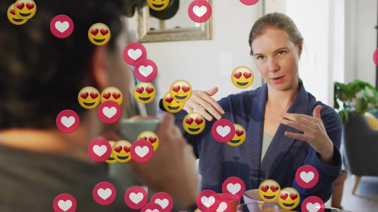 En person gestikulerer, en lytter nipper til et krus, og hjerte-emojier spretter opp i chatten og skjuler utsikten for sosiale medier.