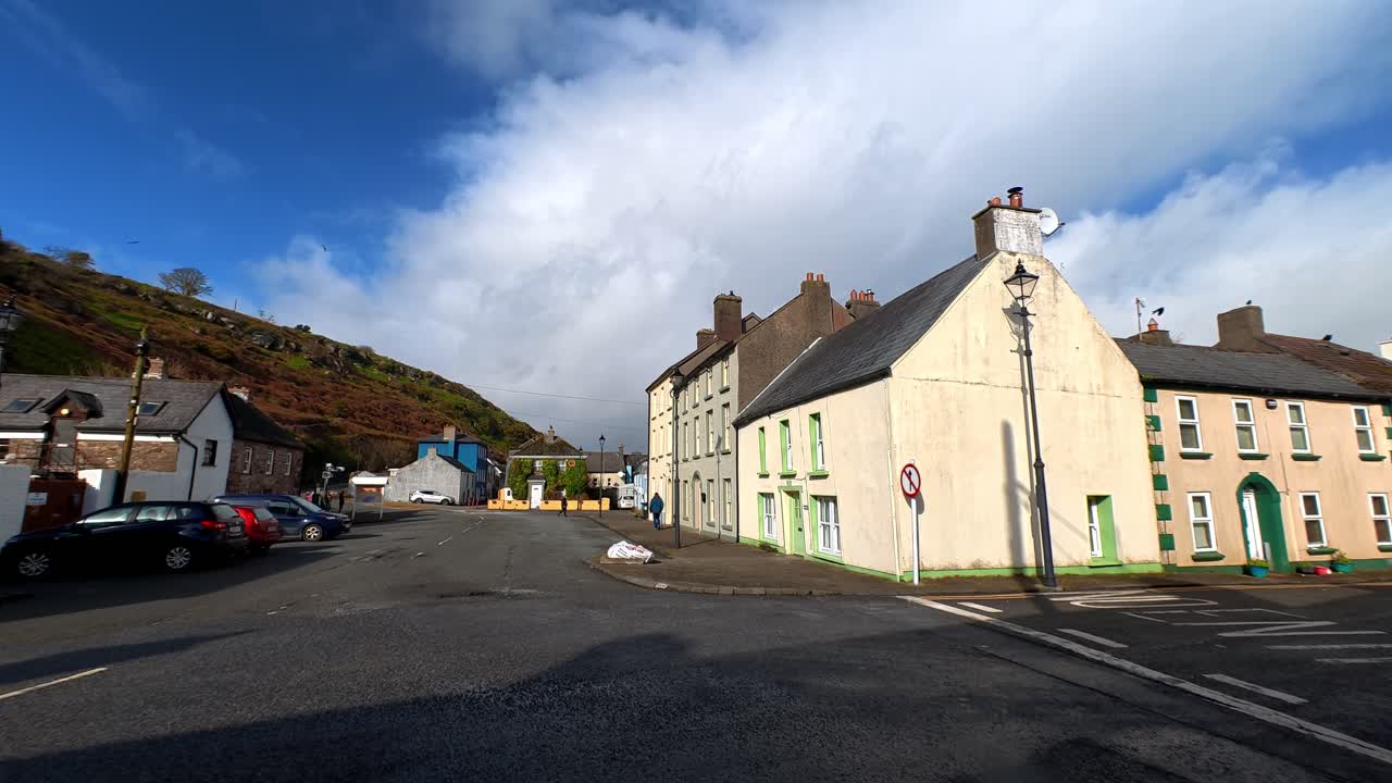 Cruce de caminos en el pueblo irlandés Passage East, antiguo pueblo pesquero en Waterford.
