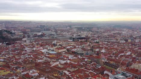 Toma-Aérea-Nublada-Del-Amanecer-Sobre-El-Centro-Del-Barrio-De-Madrid,-España,-Atocha