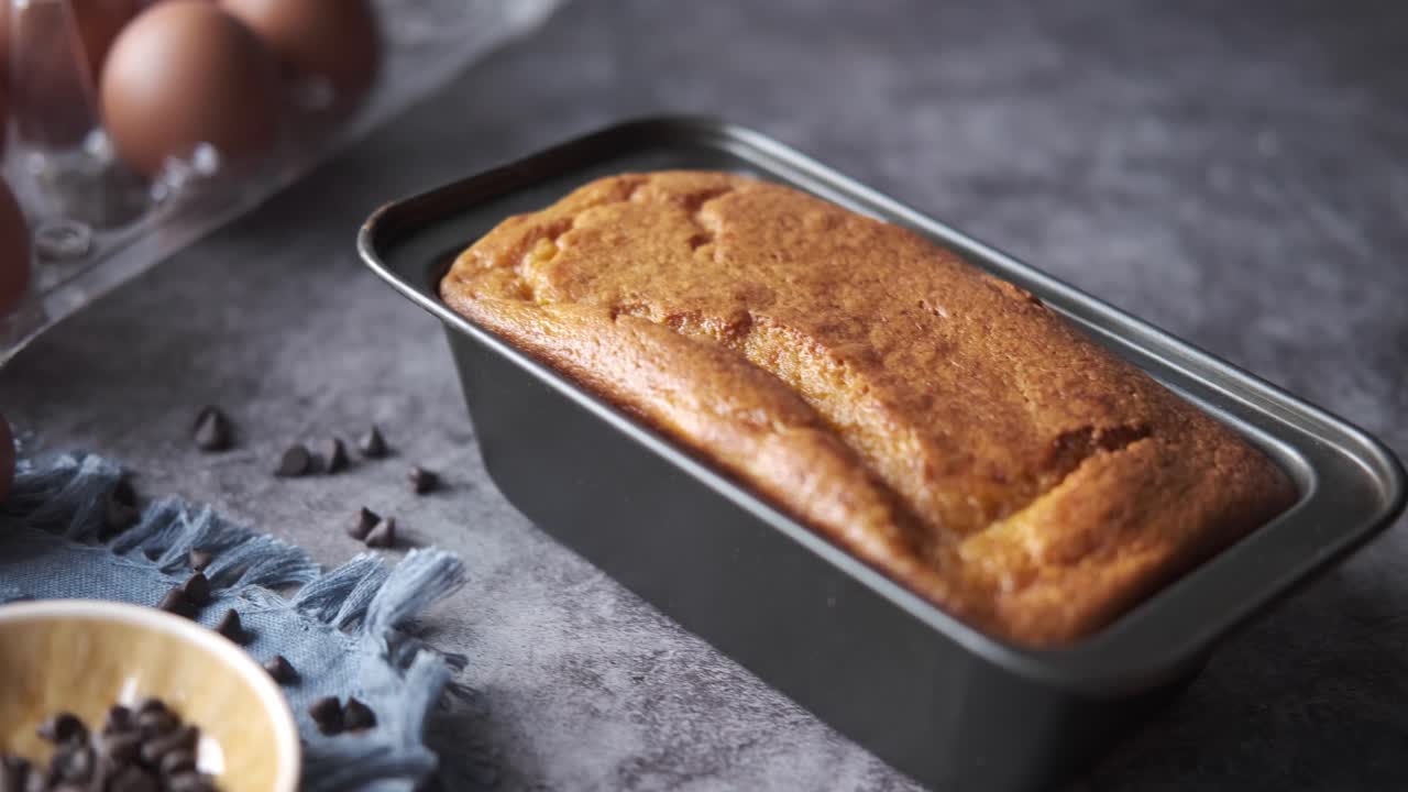 pan casero en una sartén con papas fritas de chocolate