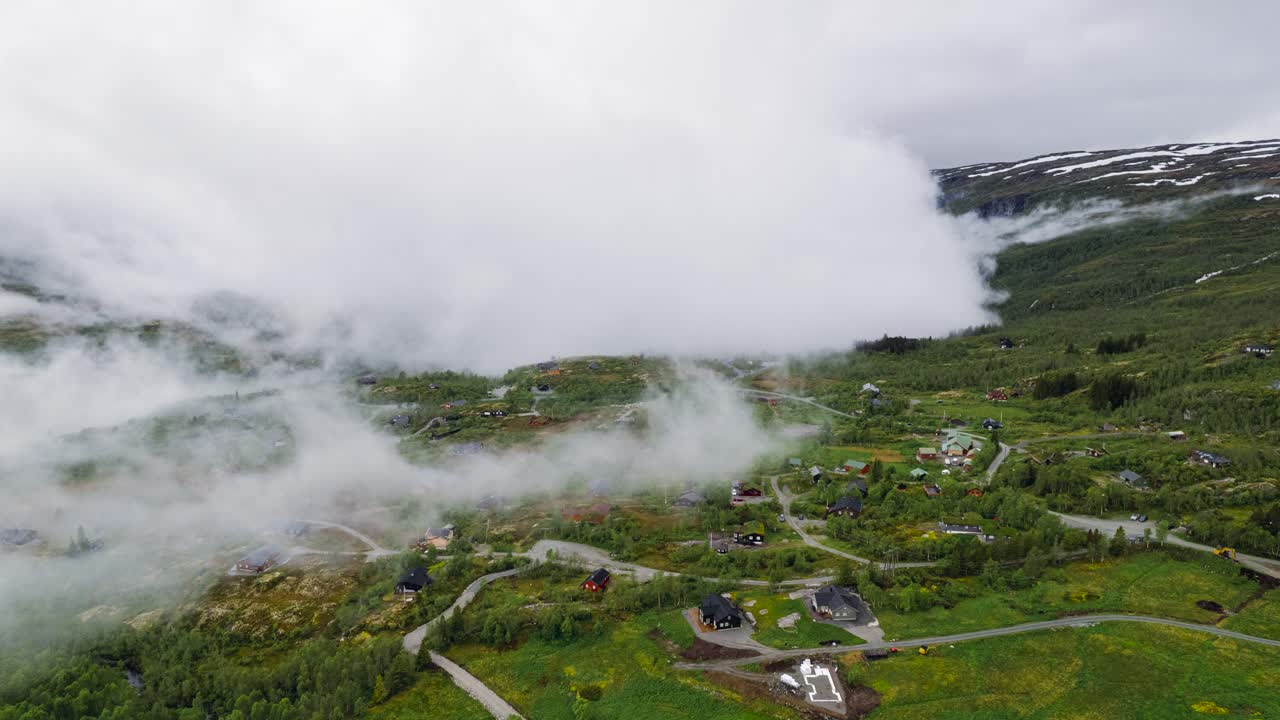 vista aérea de hiperlapso de nubes rodando sobre una ciudad remota en noruega