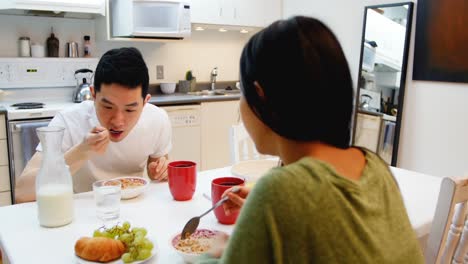 집 에서 아침 식사를 하는 부부
