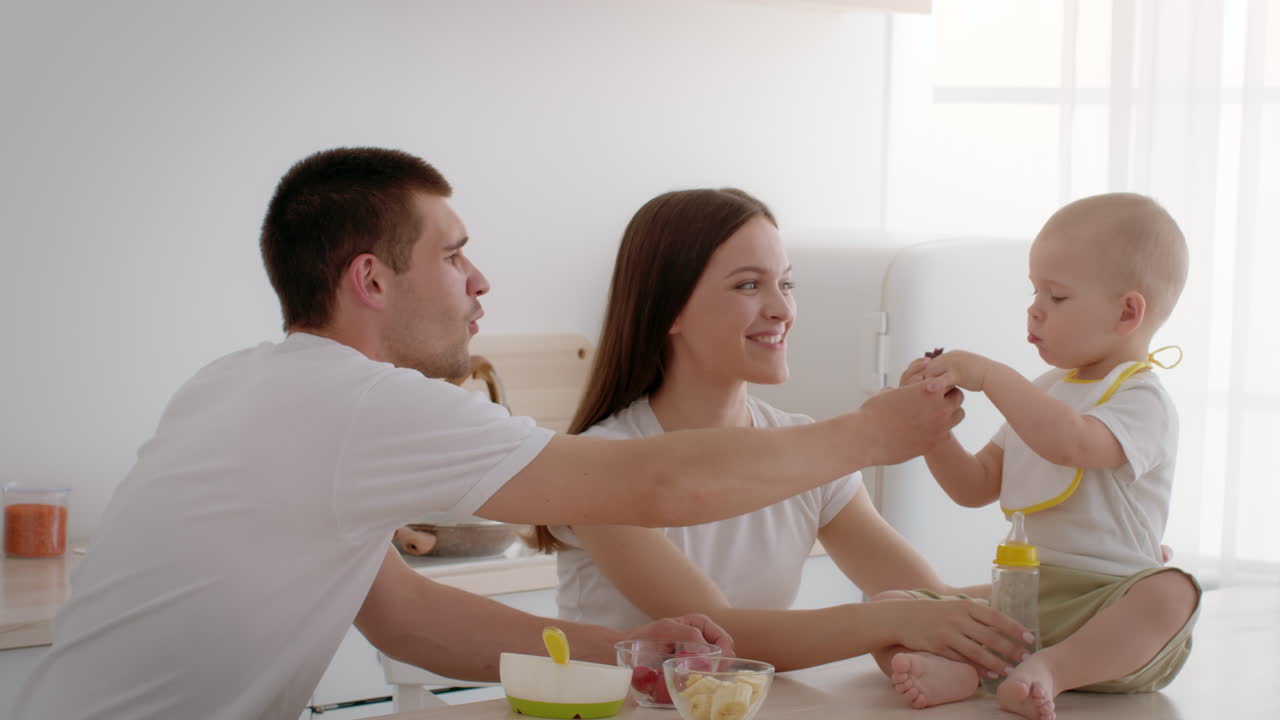 아기에게 먹이를 주는 가족