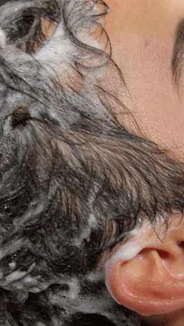 hombre lavándose el cabello