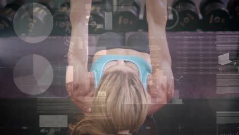animación del procesamiento de datos sobre una mujer fuerte haciendo ejercicio con equipos de gimnasio