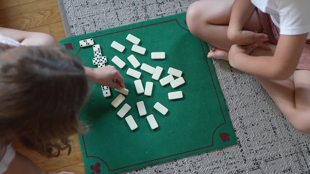 Bambini che giocano a domino
