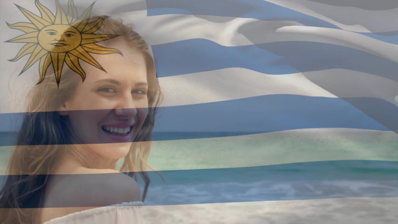 Animation der Flagge Argentiniens, die über einer schönen lächelnden Frau am Strand weht.