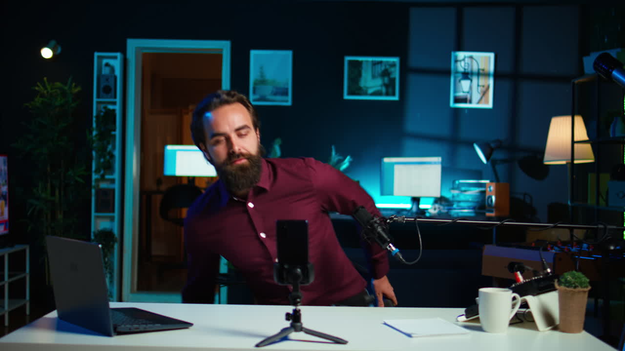 Star online che conduce uno show in studio, registrando un vlog con il cellulare.