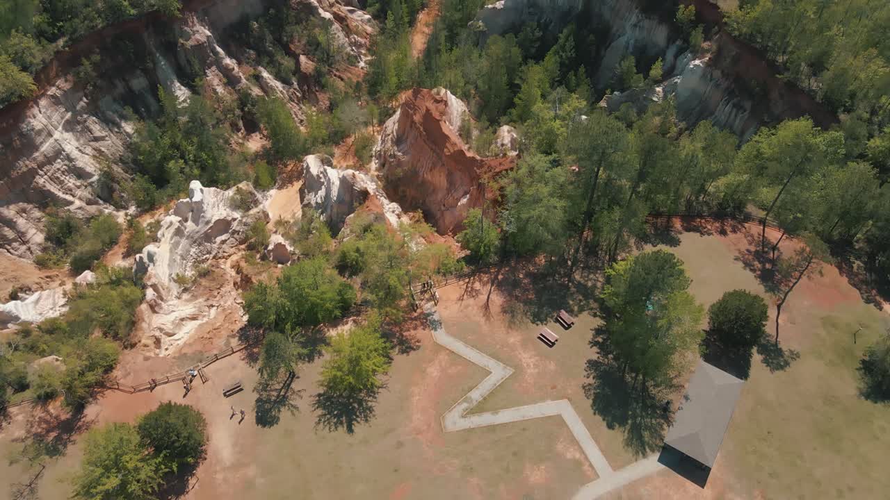 эпические кадры с дронов раскрывают государственный парк провиденс-каньон в джорджии