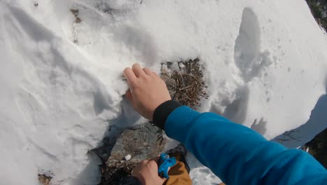 Ein-Mann,-Der-Von-Hand-Einen-Steilen-Bergfelsen-Erklimmt