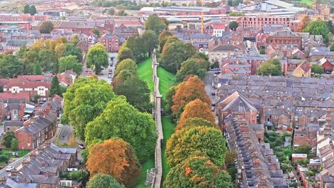 Lange-Historische-Burgmauer-Zwischen-Dicht-Besiedelten-Vierteln-Im-Zentrum-Von-York