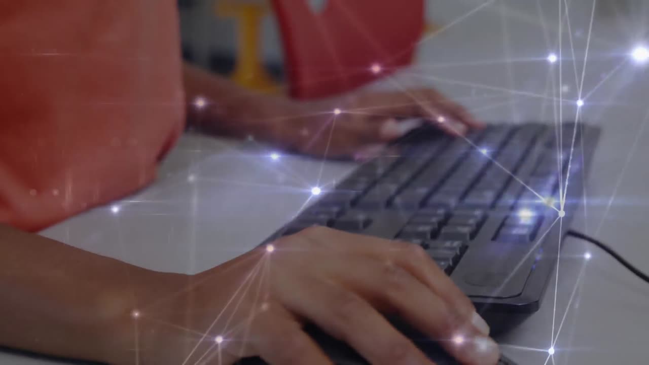 animación de una red de conexiones sobre las manos de un escolar utilizando una computadora