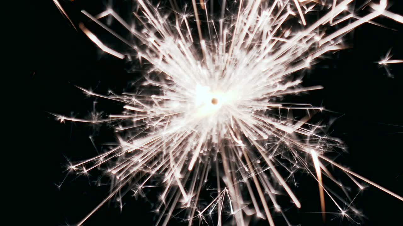 검은 바탕에 불타는 크리스마스 스파클러