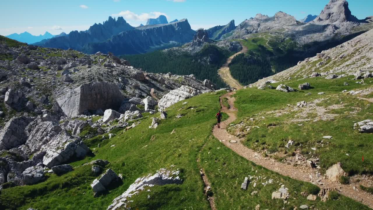 tiro de seguimiento de trail runner recorre el paisaje de cortina dolomitas, italia
