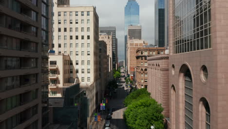 Revelan-Hacia-Adelante-Los-Edificios-A-Lo-Largo-De-La-Calle-Del-Centro.-Volar-Entre-Varios-Edificios.-Dallas,-Texas,-Nosotros