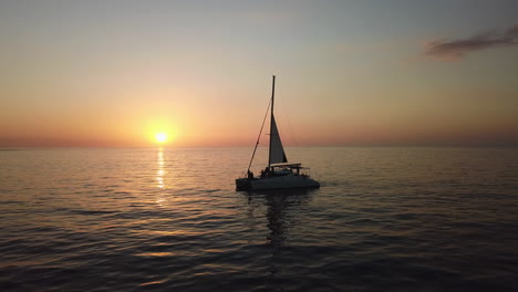 Sonnenuntergang-An-Der-Küste-Im-Segelboot-Katamaran-Im-Wunderschönen-Meer-Von-Costa-Rica