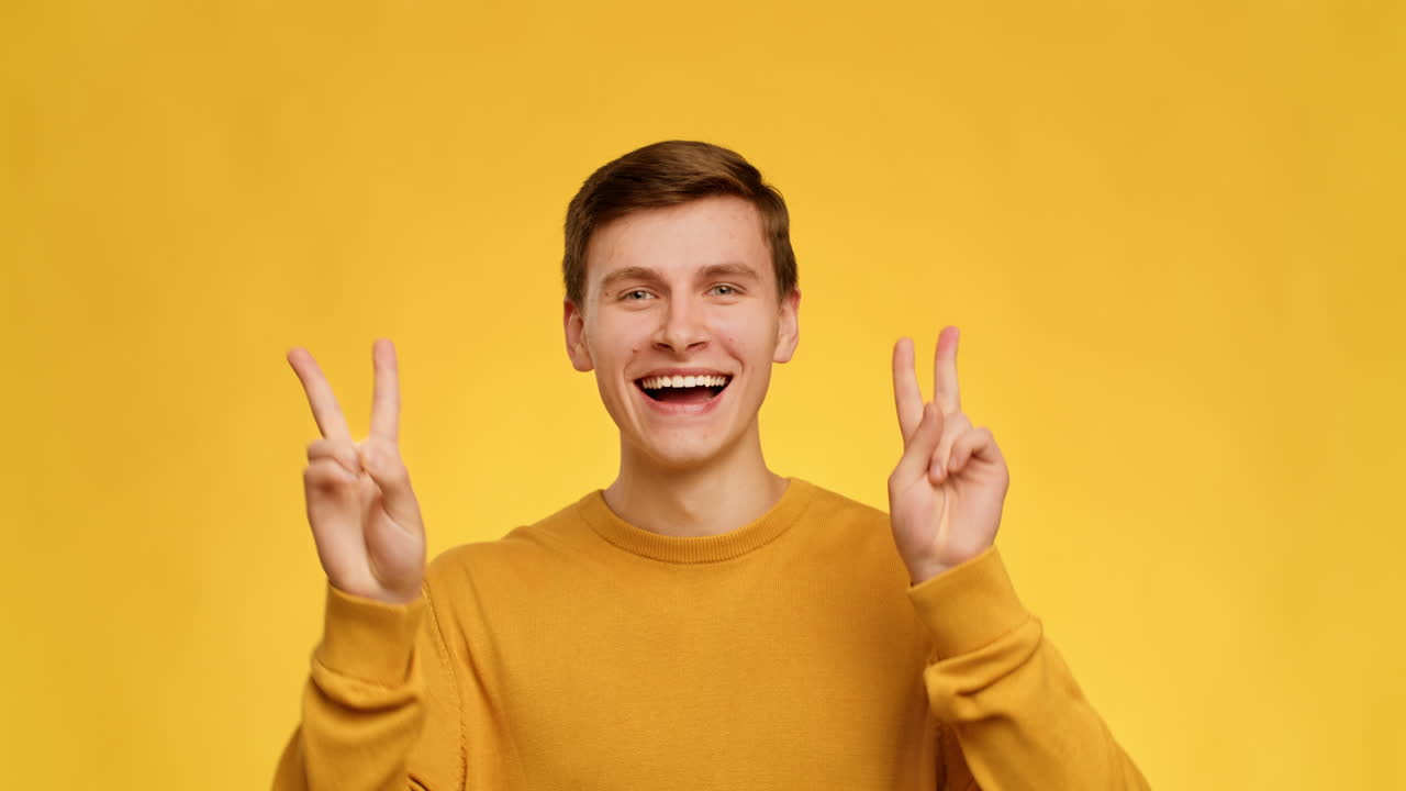 행복한 사람이 평화의 표지판을 만들고