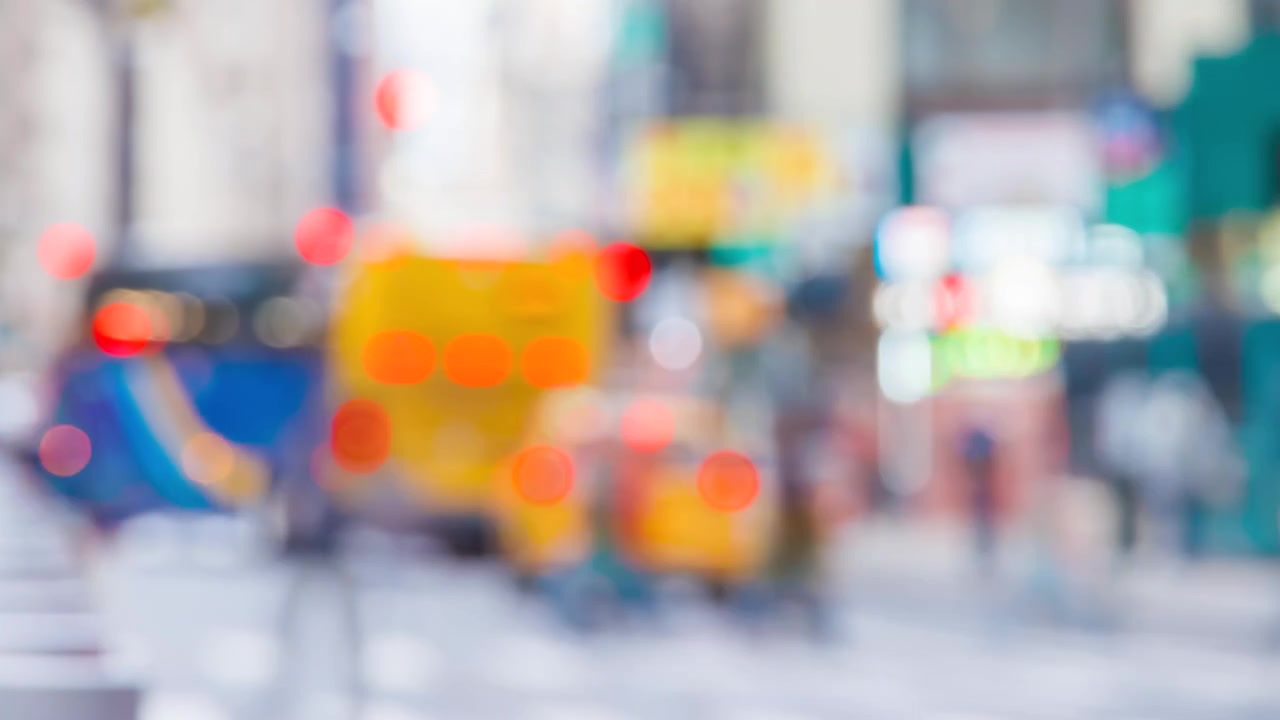Traffico a Manhattan, NYC, time lapse artistico sfocato e luminoso