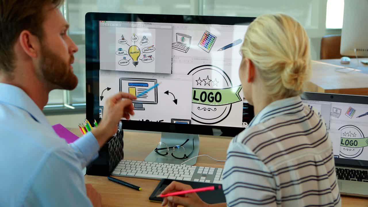 diseñadores gráficos trabajando en computadora en el escritorio