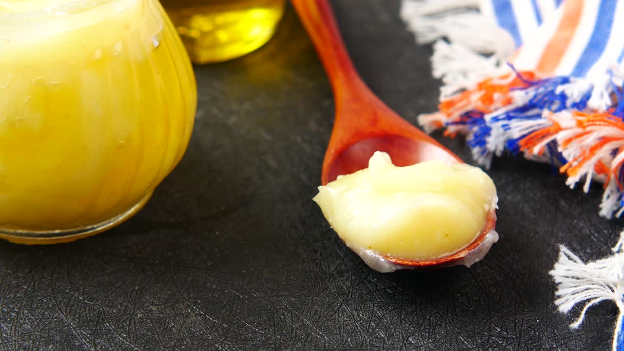 ghee en una cuchara de madera