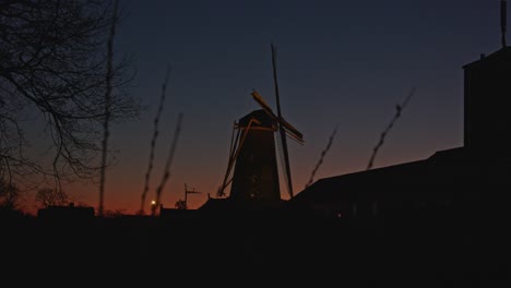 Estante-De-Enfoque-De-Juncos-A-Molino-De-Viento-Histórico-En-La-Hora-Mágica-En-Los-Países-Bajos