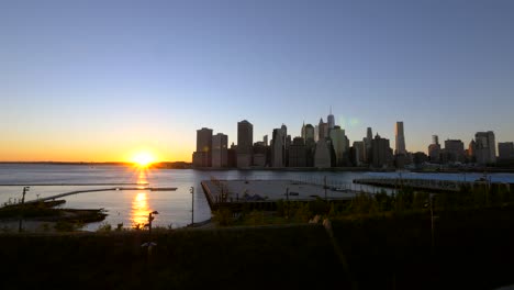 puesta de sol sobre el horizonte de manhattan