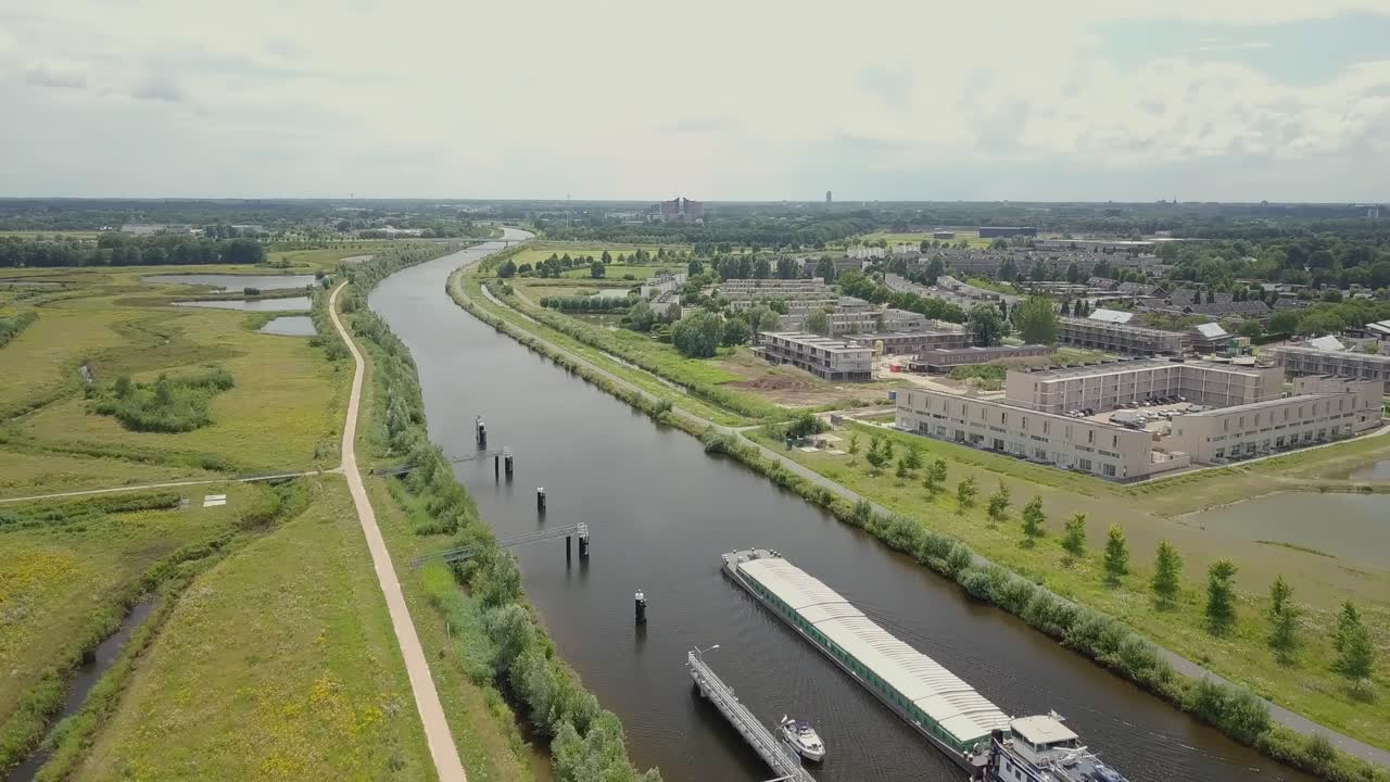네덜란드, 유럽에 있는 큰 운하와 큰 컨테이너 선적 보트의 공중 드론 보기