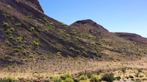 Panorámica-Aérea-Desde-La-Ladera-De-La-Montaña-Hasta-El-Suelo-Del-Desierto-De-Sonora-Y-Lavado-En-Seco,-Scottsdale,-Arizona