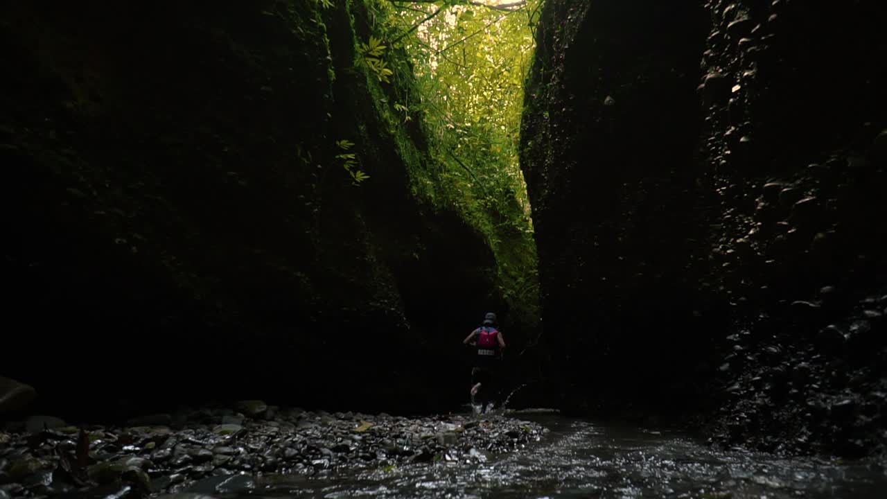 salvador corriendo hacia una cueva