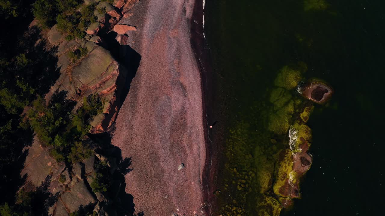 drone de arriba hacia abajo filmado sobre la playa de hierro, día de verano en jussaari, finlandia