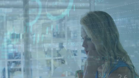 animación del procesamiento de datos sobre mujer de negocios caucásica en la oficina