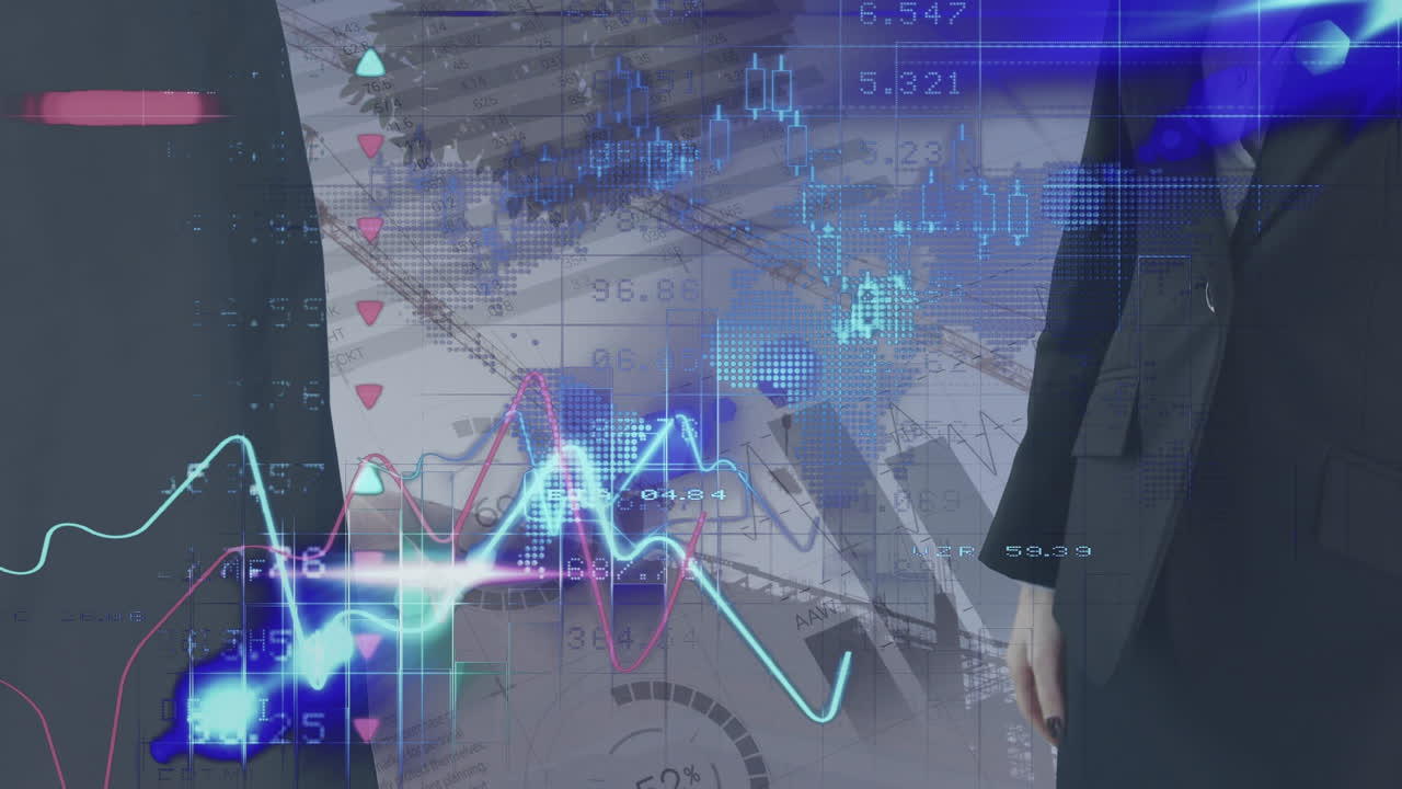 animación del procesamiento de datos sobre el sitio de construcción y hombres de negocios caucásicos estrechando la mano
