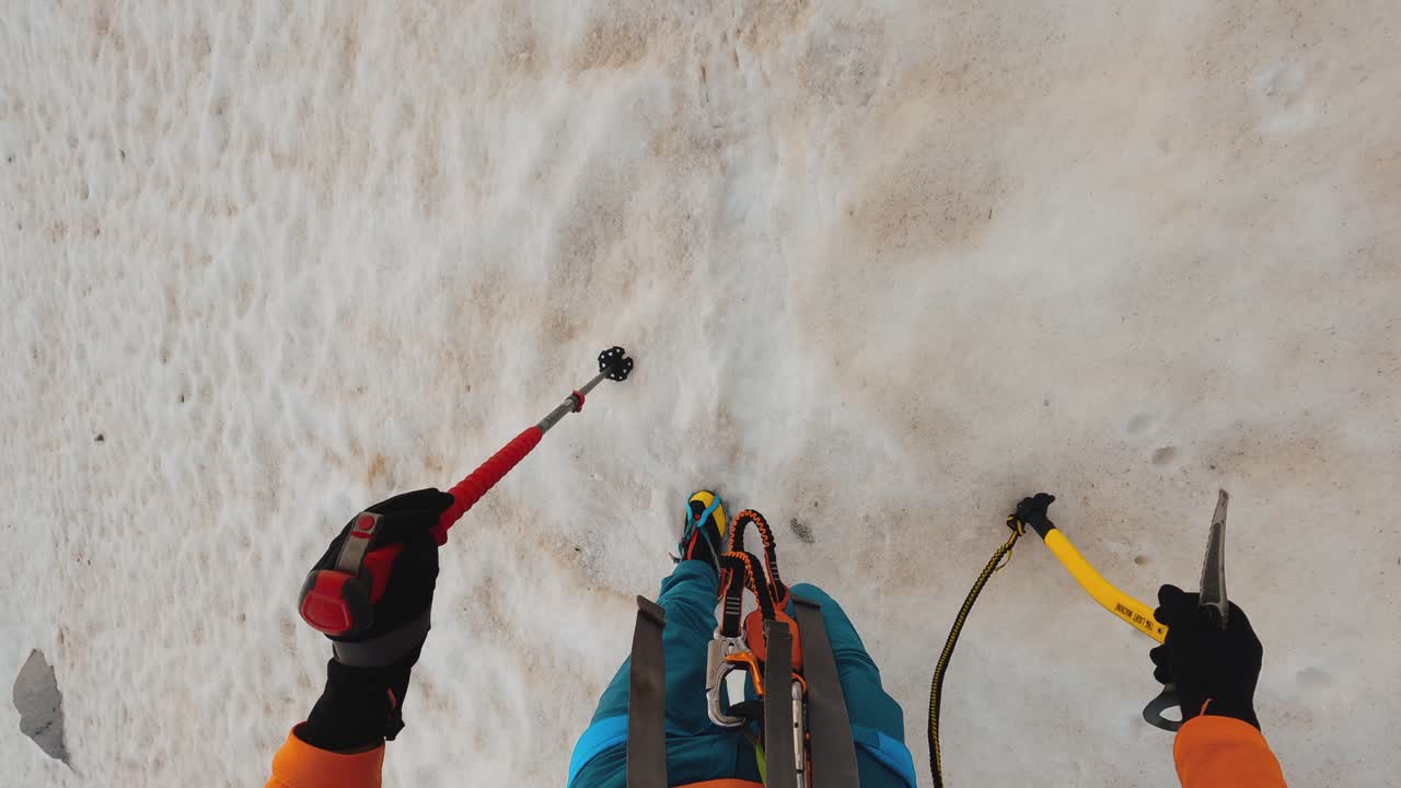 Turgåer som går gjennom frossen snø med stegjern
