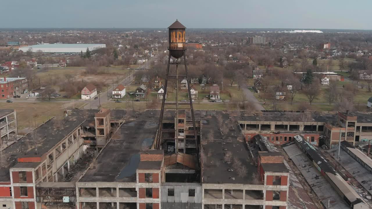 vista aérea de la dilapidada planta automotriz packard en detroit, michigan