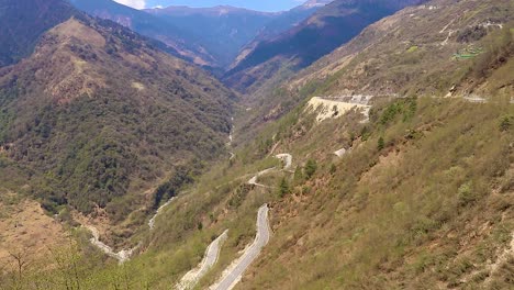 Bergtal-Mit-Kurviger-Straße-Und-Hellblauem-Himmel-An-Einem-Sonnigen-Tag-Von-Oben-Das-Video-Wurde-In-Baisakhi-Arunachal-Pradesh,-Indien,-Aufgenommen