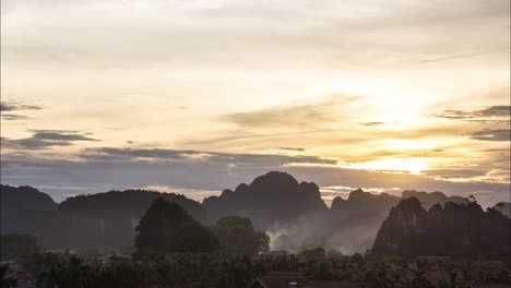 lapso de tiempo de la puesta de sol sobre las montañas vietnamitas