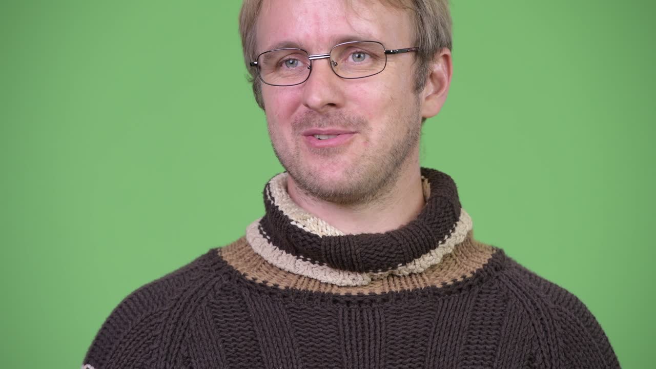 금발의 잘생긴 남자가 겨울을 위해 준비되어 있습니다.