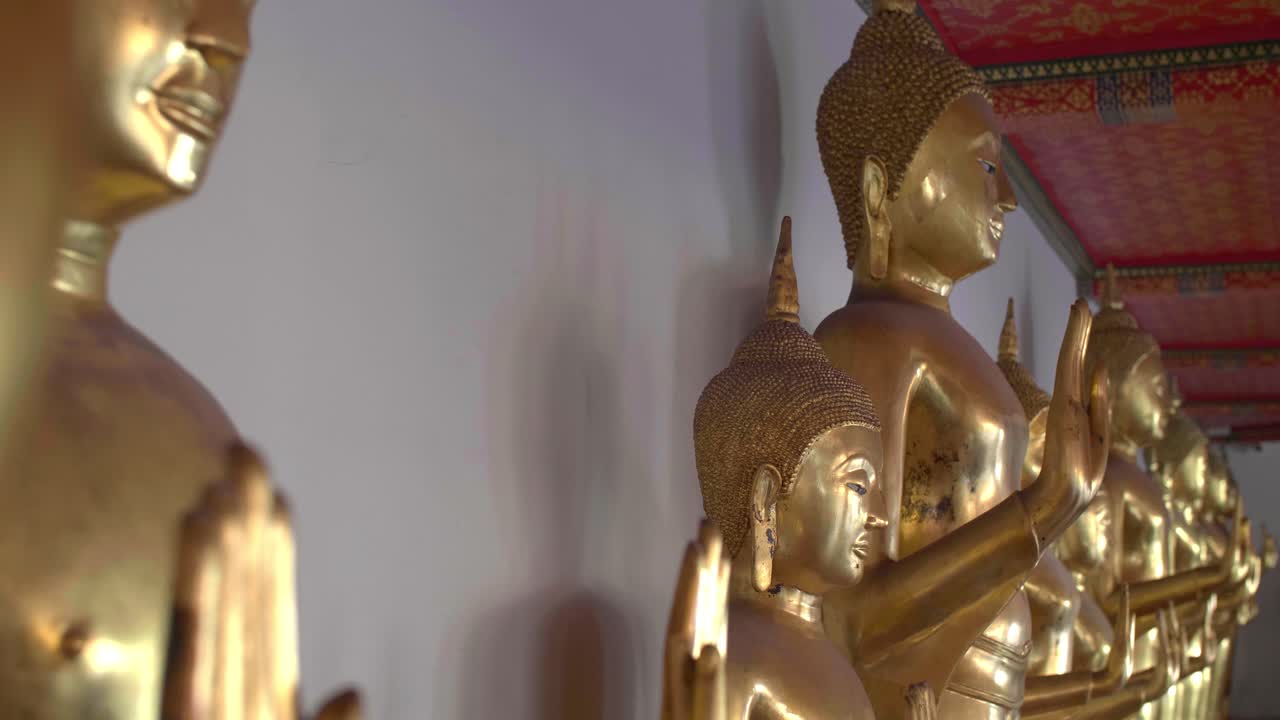 fila de estatuas de buda en el templo