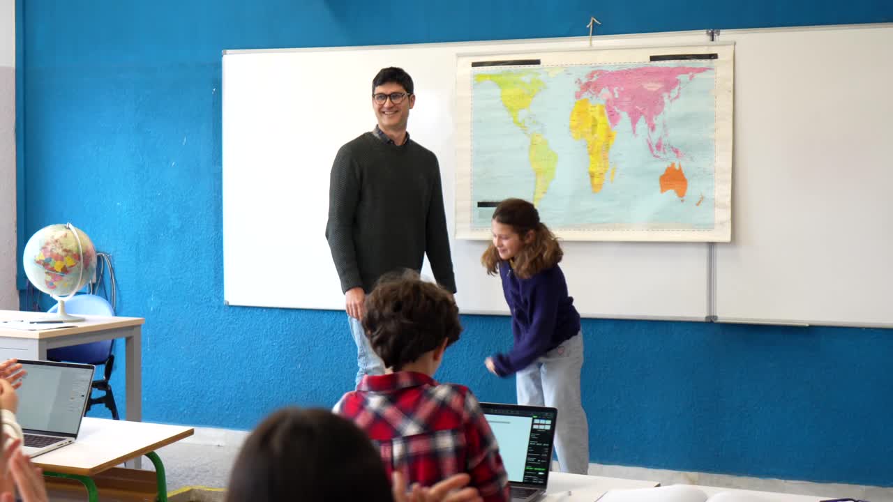 escena del aula con el maestro y los estudiantes