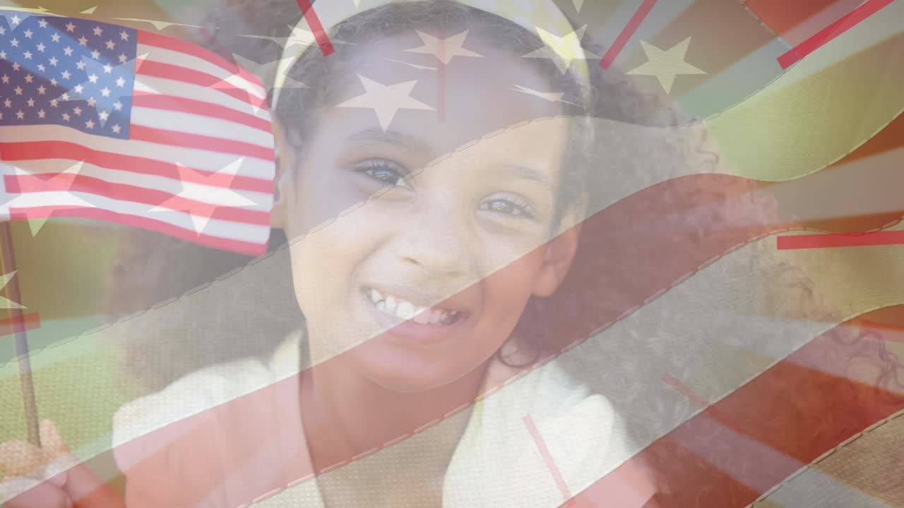 animación de la bandera de américa y rayas rojas sobre una niña sonriente sosteniendo la bandera de los estados unidos