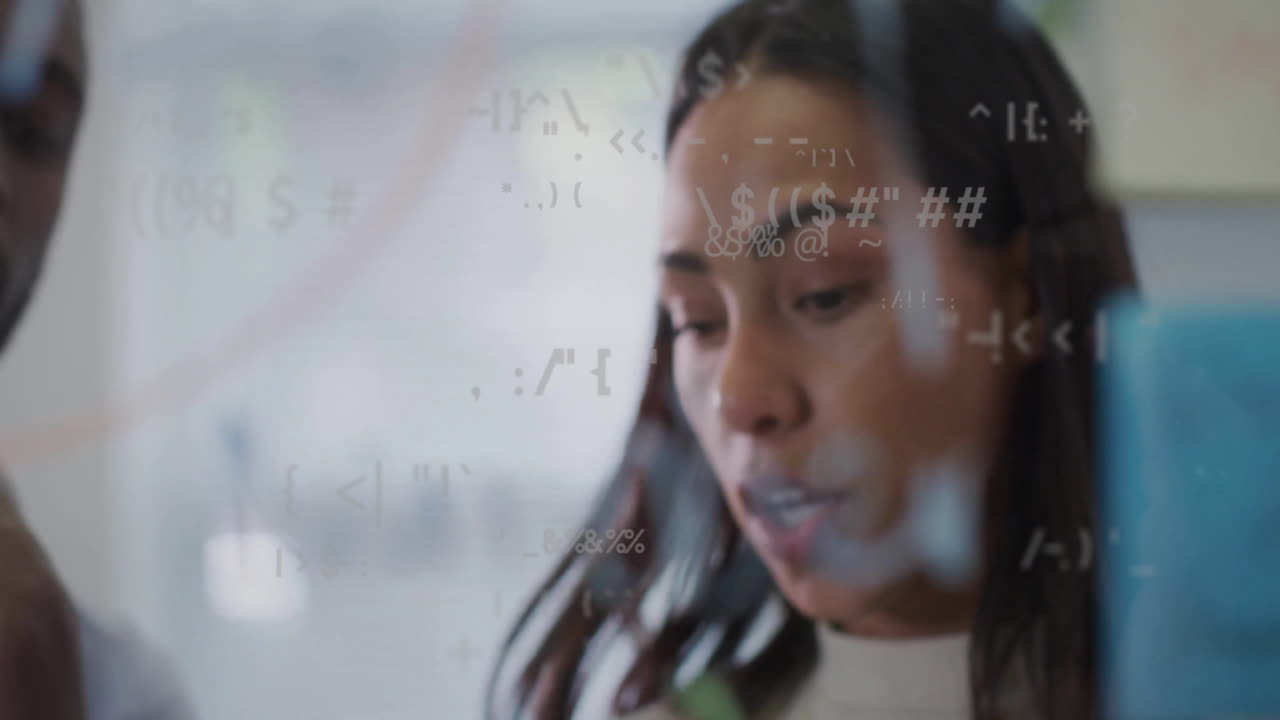 다양한 사업가들이 일을 논의하는 데이터 처리의 애니메이션