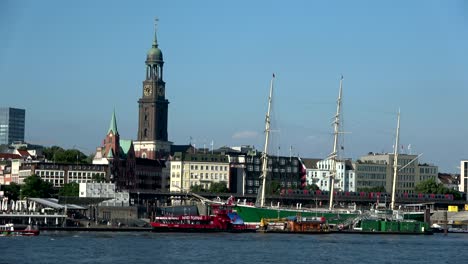 city silhouette of hamburg, elbe and cityscape, boats and ferries, 4k