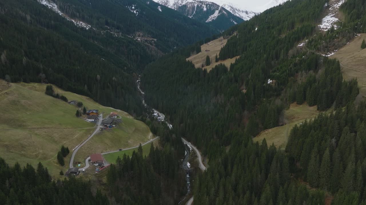 saalbach-hinterglemm, estación de esquí austriaca ubicada entre árboles alpinos, inclinada para revelar montañas, vista aérea