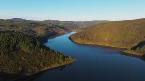 Gebirgslandschaft-Im-Stausee-Encoro-Da-Ribeira,-Ponts-De-Garcia-Rodriguez,-Coruna-Spanien